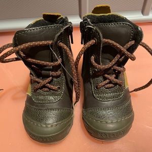 Toddler boots from natural leather